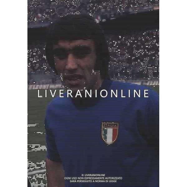 RETROSPETTIVA PIETRO ANASTASI CALCIATORE NELLA FOTO PIETRO ANASTASI CON LA MAGLIA DELLA NAZIONALE ITALIANA AG ALDO LIVERANI SAS