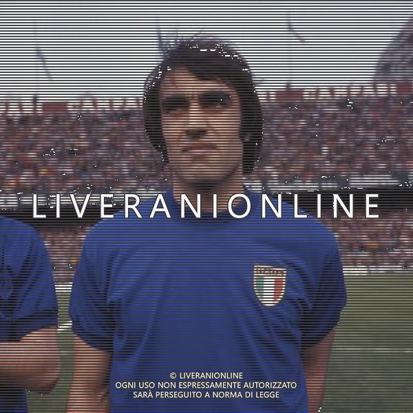 RETROSPETTIVA PIETRO ANASTASI CALCIATORE NELLA FOTO PIETRO ANASTASI CON LA MAGLIA DELLA NAZIONALE ITALIANA AG ALDO LIVERANI SAS