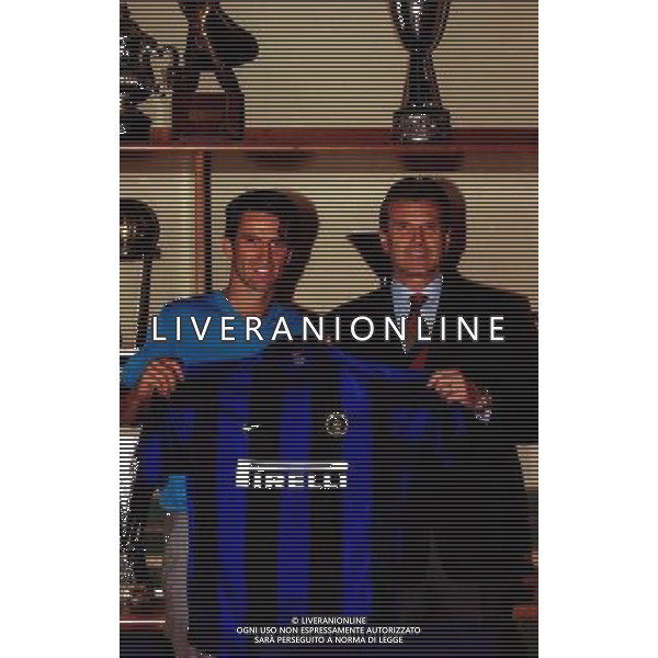 Christian Panucci Calciatore alla presentazione nella sede dell\'Internazionale con Giacinto Facchetti 1999/2000 Ph archivio Ag. Aldo Liverani sas