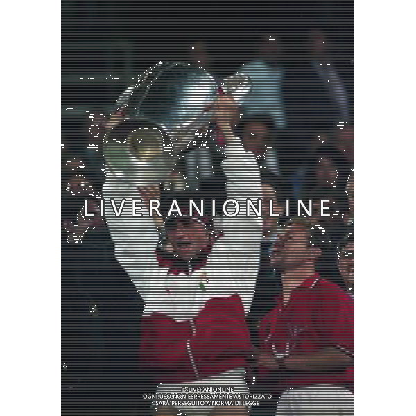 RETROSPETTIVA CHRISTIAN PANUCCI CALCIATORE NELLA FOTO CHRISTIAN PANUCCI CON LA MAGLIA DEL MILAN CON LA COPPA DEI CAMPIONI AG ALDO LIVERANI SAS