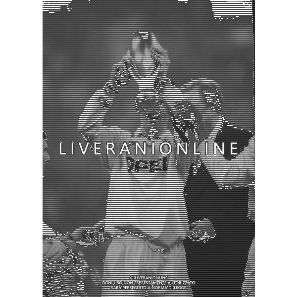 RETROSPETTIVA CHRISTIAN PANUCCI CALCIATORE NELLA FOTO CHRISTIAN PANUCCI CON LA MAGLIA DEL MILAN CON LA SUPERCOPPA EUROPEA AG ALDO LIVERANI SAS