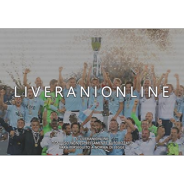 Supercoppa TIM 2017 Roma - 13.08.2017 Juventus-Lazio Nella Foto: esultanza e festeggiamenti a fine gara per la vittoria lazio - lulic alza la coppa /Ph.Vitez-Ag. Aldo Liverani