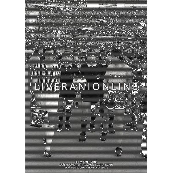 22-06-1983 TORINO- FINALE DI COPPA ITALIA JUVENTUS VERONA 3-0 NELLA FOTO ARBITRO CARLO LONGHI CON GAETANO SCIREA E ROBERTO TRICELLA AG ALDO LIVERANI SAS