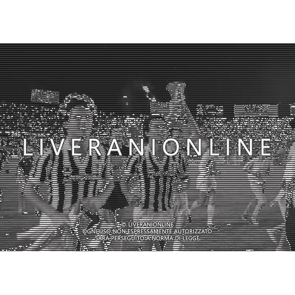 22-06-1983 TORINO- FINALE DI COPPA ITALIA JUVENTUS VERONA 3-0 NELLA FOTO I GIOCATORI DELLA JUVENTUS VINCE LA COPPA ITALIA MARCO TARDELLI AG ALDO LIVERANI SAS