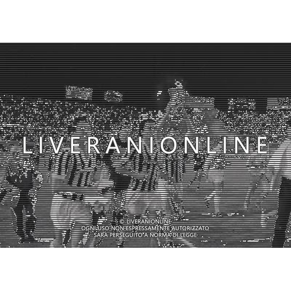 22-06-1983 TORINO- FINALE DI COPPA ITALIA JUVENTUS VERONA 3-0 NELLA FOTO I GIOCATORI DELLA JUVENTUS VINCE LA COPPA ITALIA MARCO TARDELLI AG ALDO LIVERANI SAS