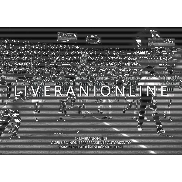 22-06-1983 TORINO- FINALE DI COPPA ITALIA JUVENTUS VERONA 3-0 NELLA FOTO I GIOCATORI DELLA JUVENTUS VINCE LA COPPA ITALIA MARCO TARDELLI AG ALDO LIVERANI SAS
