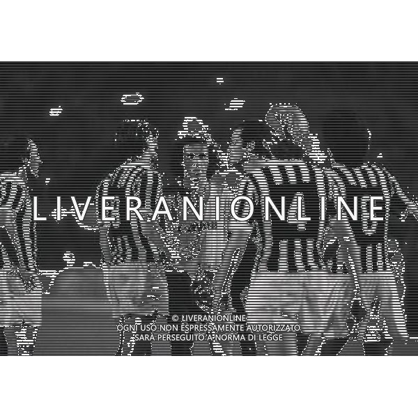 22-06-1983 TORINO- FINALE DI COPPA ITALIA JUVENTUS VERONA 3-0 NELLA FOTO DIRCEU E ARBITRO CARLO LONGHI AG ALDO LIVERANI SAS
