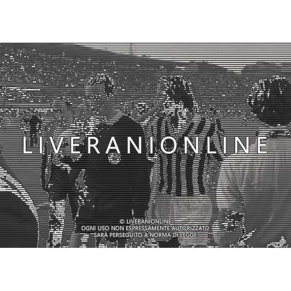 22-06-1983 TORINO- FINALE DI COPPA ITALIA JUVENTUS VERONA 3-0 NELLA FOTO ARBITRO CARLO LONGHI CON ANTONIO CABRINI AG ALDO LIVERANI SAS