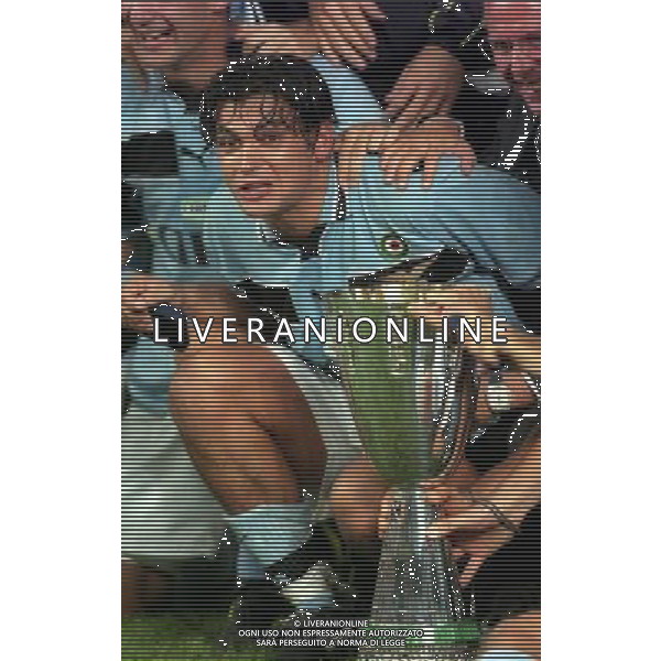 29-08 1998 TORINO- SUPERCOPPA ITALIANA JUVENTUS LAZIO 1-2 NELLA FOTO SERGIO CONCEICAO CON LA SUPERCOPPA ITALIANA AG ALDO LIVERANI SAS