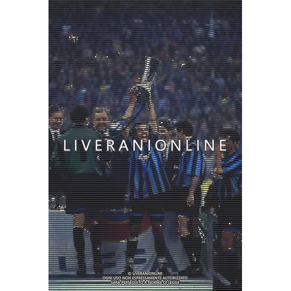 11-05-1994 MILANO FINALE DI COPPA UEFA INTER SALISBURGO 1-0 NELLA FOTO RUBEN SOSA CON LA COPPA UEFA AG ALDO LIVERANI SAS
