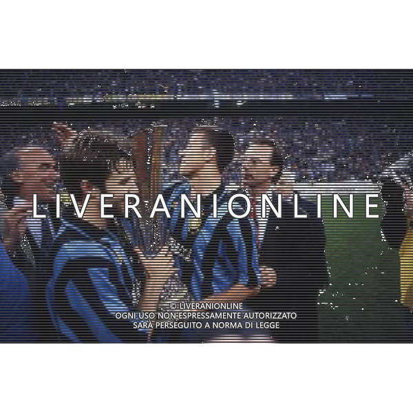 11-05-1994 MILANO FINALE DI COPPA UEFA INTER SALISBURGO 1-0 NELLA FOTO ANTONIO E MASSIMO PAGANIN CON LA COPPA UEFA AG ALDO LIVERANI SAS