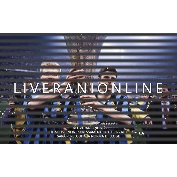 11-05-1994 MILANO FINALE DI COPPA UEFA INTER SALISBURGO 1-0 NELLA FOTO DENNIS BERGKAMP E WIM JONK CON LA COPPA UEFA AG ALDO LIVERANI SAS