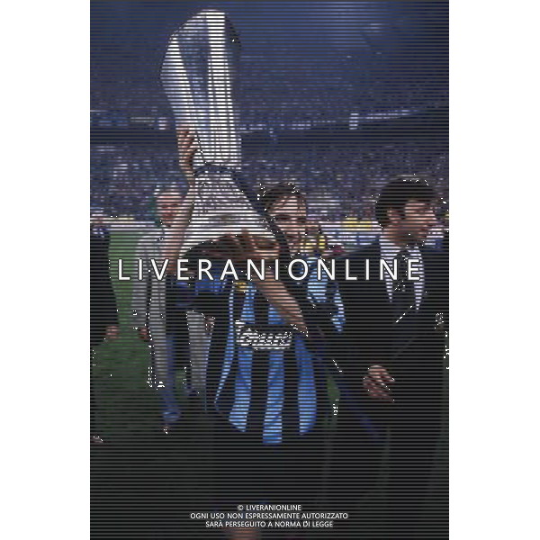 11-05-1994 MILANO FINALE DI COPPA UEFA INTER SALISBURGO 1-0 NELLA FOTO ANTONIO MANICONE CON LA COPPA UEFA AG ALDO LIVERANI SAS