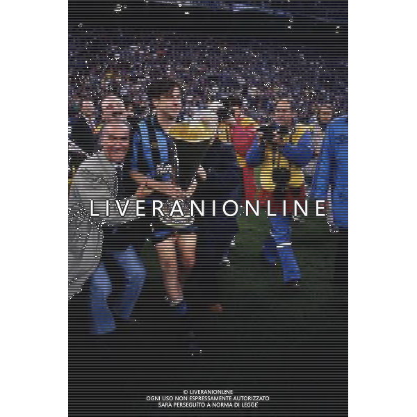 11-05-1994 MILANO FINALE DI COPPA UEFA INTER SALISBURGO 1-0 NELLA FOTO NICOLA BERTI CON LA COPPA UEFA AG ALDO LIVERANI SAS