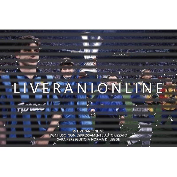 11-05-1994 MILANO FINALE DI COPPA UEFA INTER SALISBURGO 1-0 NELLA FOTO BENIAMINO ABATE CON AL COPPA UEFA AG ALDO LIVERANI SAS
