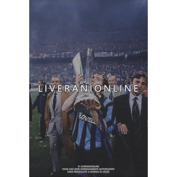 11-05-1994 MILANO FINALE DI COPPA UEFA INTER SALISBURGO 1-0 NELLA FOTO ANTONIO MANICONE CON LA COPPA UEFA AG ALDO LIVERANI SAS