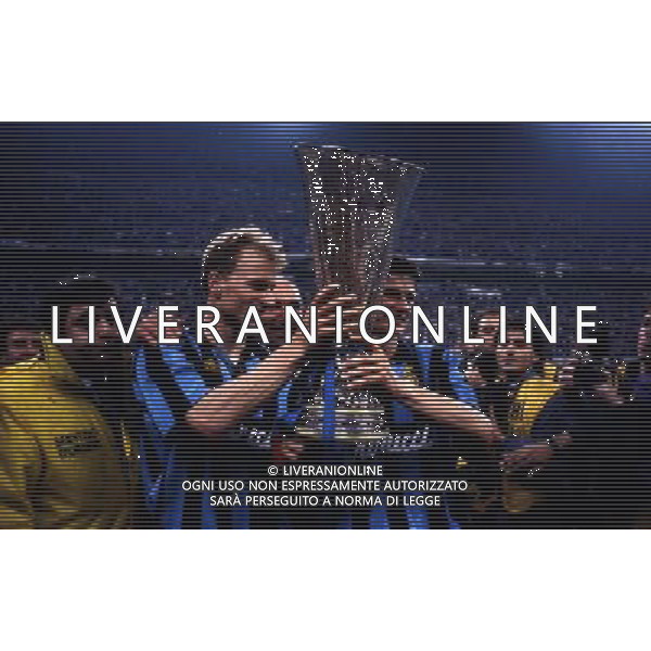 11-05-1994 MILANO FINALE DI COPPA UEFA INTER SALISBURGO 1-0 NELLA FOTO DENNIS BERGKAMP E WIM JONK CON LA COPPA UEFA AG ALDO LIVERANI SAS