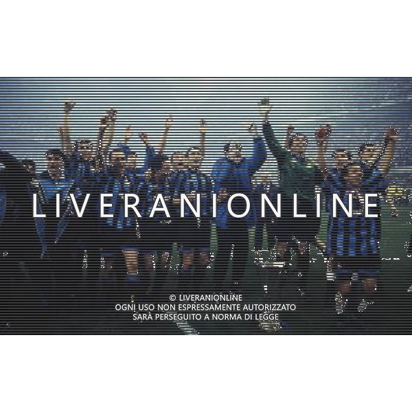11-05-1994 MILANO FINALE DI COPPA UEFA INTER SALISBURGO 1-0 NELLA FOTO LA SQUADRA DELL\'INTER FESTEGGIA LA COPPA UEFA AG ALDO LIVERANI SAS
