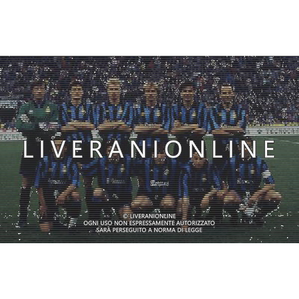 11-05-1994 MILANO FINALE DI COPPA UEFA INTER SALISBURGO 1-0 NELLA FOTO FORMAZIONE INTER DA SIN IN PIEDI WALTER ZENGA-WIM JONK-DENNIS BERGKAMP-DAVIDE FONTOLAN-NICOLA BERTI-SERGIO BATTISTINI SED DA SIN. RUBEN SOSA-ANTONIO PAGANIN-ANTONIO MANICONE.ANGELO ORLANDO-GIUSEPPE BERGOMI AG ALDO LIVERANI SAS