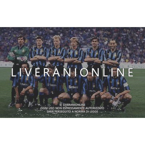 11-05-1994 MILANO FINALE DI COPPA UEFA INTER SALISBURGO 1-0 NELLA FOTO FORMAZIONE INTER DA SIN IN PIEDI WALTER ZENGA-WIM JONK-DENNIS BERGKAMP-DAVIDE FONTOLAN-NICOLA BERTI-SERGIO BATTISTINI SED DA SIN. RUBEN SOSA-ANTONIO PAGANIN-ANTONIO MANICONE.ANGELO ORLANDO-GIUSEPPE BERGOMI AG ALDO LIVERANI SAS