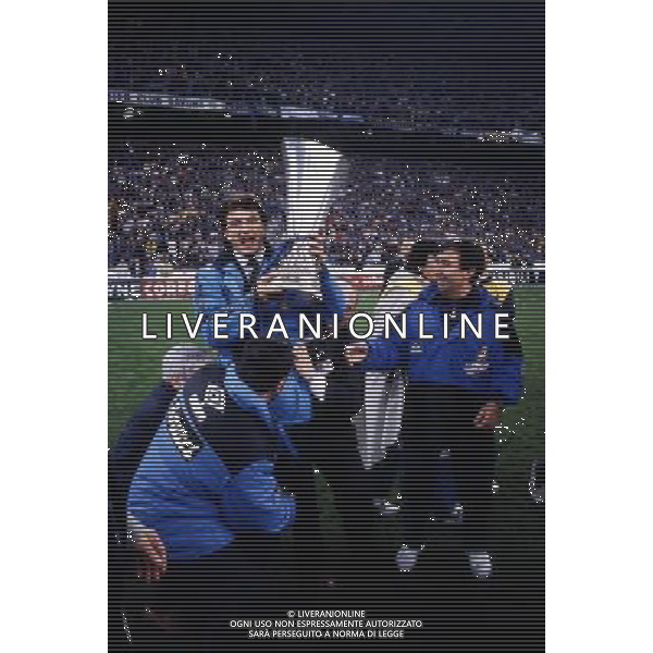 11-05-1994 MILANO FINALE DI COPPA UEFA INTER SALISBURGO 1-0 NELLA FOTO BENIAMINO ABATE CON LA COPPA UEFA AG ALDO LIVERANI SAS