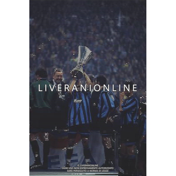 11-05-1994 MILANO FINALE DI COPPA UEFA INTER SALISBURGO 1-0 NELLA FOTO RUBEN SOSA CON LA COPPA UEFA AG ALDO LIVERANI SAS