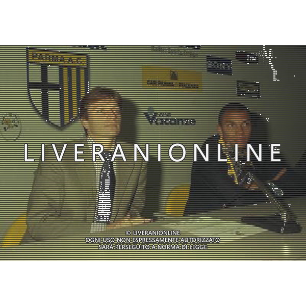 1999- PARMA PRESENTAZIONE DEL NUOVO GIOCATORE MARCIO AMOROSO NELLA FOTO STEFANO TANZI PRESIDENTE PARMA CALCIO CON MARCIO AMOROSO AG ALDO LIVERANI SAS