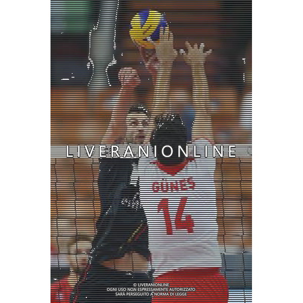 Katowice , Hala Spodek 27.08.2017 sport siatkowka Mistrzostwa Europy CEV 2017 Faza grupowa , Grupa D Turcja - Belgia NZ Simon Van De Voorde ( BEL ) Faik Samed Gunes ( TUR ) FOT Michal Nowak / Newspix.pl Katowice , Spodek\'s Hall 27.08.2017 sport volleyball 2017 CEV Volleyball European Championship - Men Preliminary Round Pool D Turkey - Belgium photo by Michal Nowak / Newspix.pl --- Newspix.pl AG ALDO LIVERANI SAS