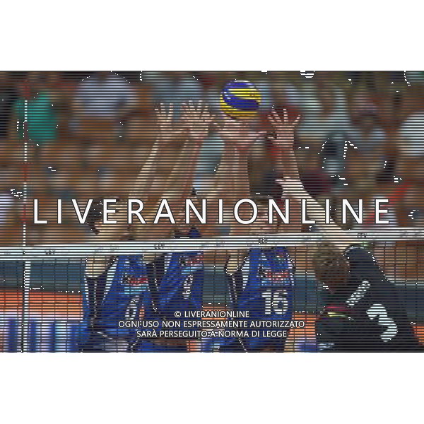 Katowice , Hala Spodek 31.08.2017 sport siatkowka Mistrzostwa Europy CEV 2017 Cwiercfinal 1/4 finalu Belgia - Wlochy NZ Simone Giannelli ( ITA ) Daniele Mazzone ( ITA ) Oleg Antonov ( ITA ) Sam Deroo ( BEL ) FOT Michal Nowak / Newspix.pl Katowice , Spodek\'s Hall 31.08.2017 sport volleyball 2017 CEV Volleyball European Championship - Men Quarter-final 1/4 Italy - Belgium photo by Michal Nowak / Newspix.pl --- Newspix.pl AG ALDO LIVERANI SAS ONLY ITALY *** Local Caption *** www.newspix.pl mail us: info@newspix.pl call us: 0048 022 23 22 222 --- Polish Picture Agency by Ringier Axel Springer Poland