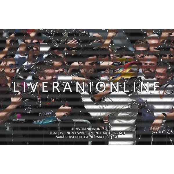 Race winner Lewis Hamilton (GBR) Mercedes AMG F1 celebrates with the team in parc ferme. 03.09.2017. Formula 1 World Championship, Rd 13, Italian Grand Prix, Monza, Italy, Race Day. AG ALDO LIVERANI SAS ONLY ITALY