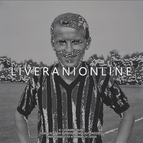 RETROSPETTIVA GIOVANNI TRAPATTONI CALCIATORE NELLA FOTO GIOVANNI TRAPATTONI CON LA MAGLIA DEL MILAN AG ALDO LIVERANI SAS