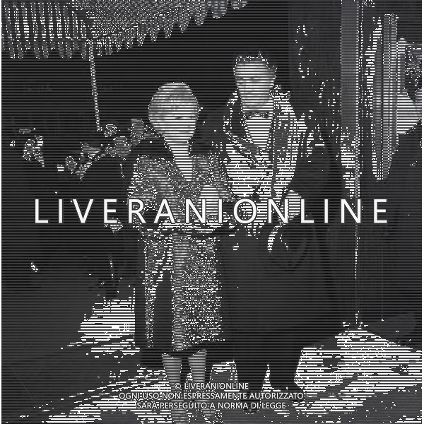 Federico Fellini regista, sceneggiatore, scrittore e fumettista italiano - Retrospettiva nella foto con la moglie Giulietta Masina alla Prima di 8 1/2 a Milano il 01/02/1963 © Archivio / AGENZIA ALDO LIVERANI SAS 