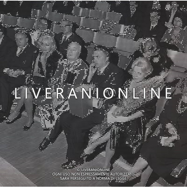 Federico Fellini regista, sceneggiatore, scrittore e fumettista italiano - Retrospettiva nella foto con la moglie Giulietta Masina e Angelo Rizzoli al premio San Genesio a Milano il 22/10/1963 © Archivio / AGENZIA ALDO LIVERANI SAS 
