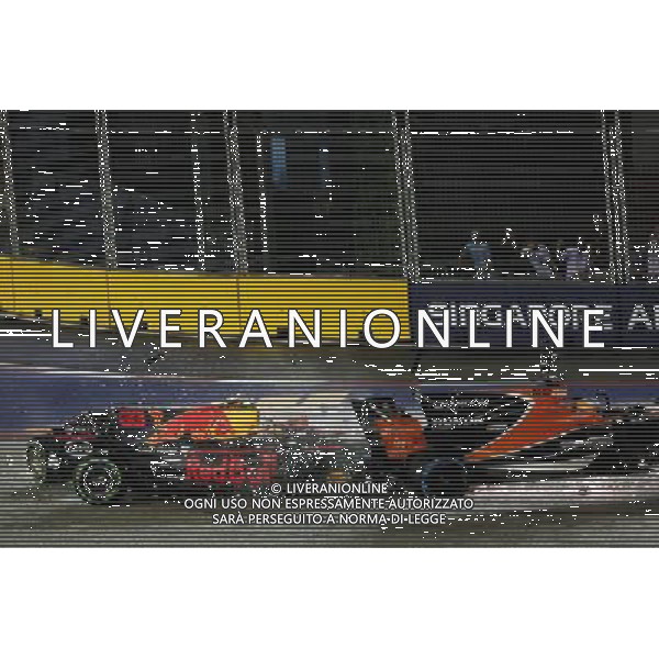 Kimi Raikkonen (FIN) Ferrari SF70H, Max Verstappen (NLD) Red Bull Racing RB13, and Fernando Alonso (ESP) McLaren MCL32, crash at the start of the race. 17.09.2017. Formula 1 World Championship, Rd 14, Singapore Grand Prix, Marina Bay Street Circuit, Singapore, Race Day. AG ALDO LIVERANI SAS ONLY ITALY