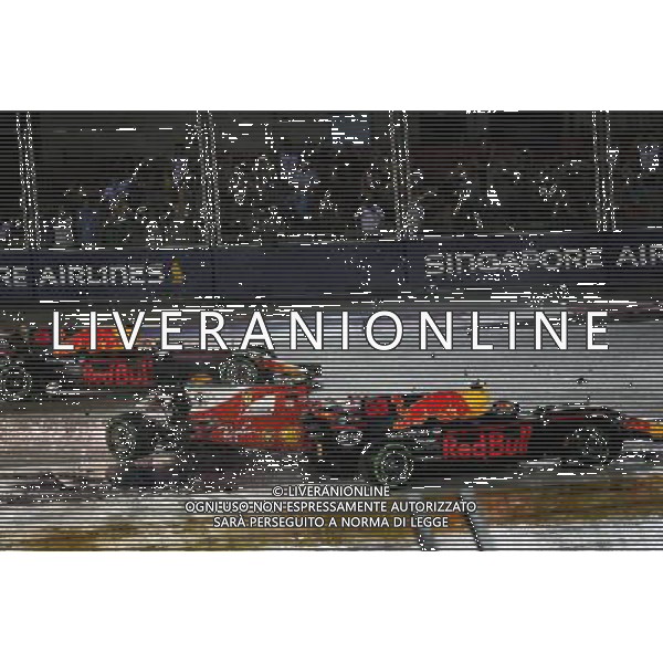 Kimi Raikkonen (FIN) Ferrari SF70H and Max Verstappen (NLD) Red Bull Racing RB13 crash at the start of the race. 17.09.2017. Formula 1 World Championship, Rd 14, Singapore Grand Prix, Marina Bay Street Circuit, Singapore, Race Day. AG ALDO LIVERANI SAS ONLY ITALY