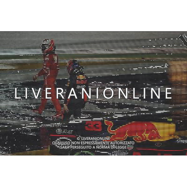 Kimi Raikkonen (FIN) Ferrari SF70H and Max Verstappen (NLD) Red Bull Racing RB13 crash at the start of the race. 17.09.2017. Formula 1 World Championship, Rd 14, Singapore Grand Prix, Marina Bay Street Circuit, Singapore, Race Day. AG ALDO LIVERANI SAS ONLY ITALY