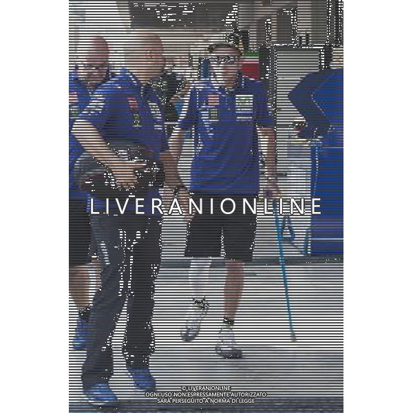 21.09.2017.Motorland,Aragon, Spagna.VAlentino Rossi con le stampelle FOTO G.PIAZZOLLA-AG ALDO LIVERANI SAS