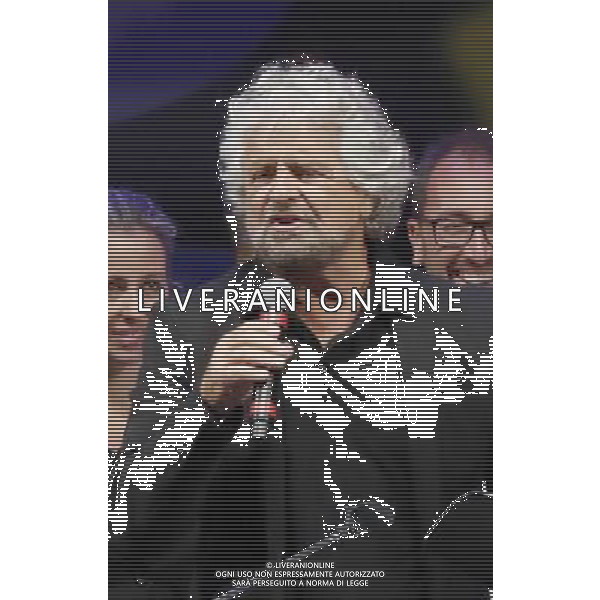 Rimini - Italia 5 stelle 23/09/2017 nella foto: Beppe Grillo con i parlamentari 5 stelle e il notaio Â©Claudio Zamagni/Agenzia Aldo Liverani / AGENZIA ALDO LIVERANI SAS - La tre giorni di kermesse del Movimento 5 stelle a Rimini - per proclamare il vincitore delle primarie online del M5S per scegliere il candidato premier 23 settembre 2017