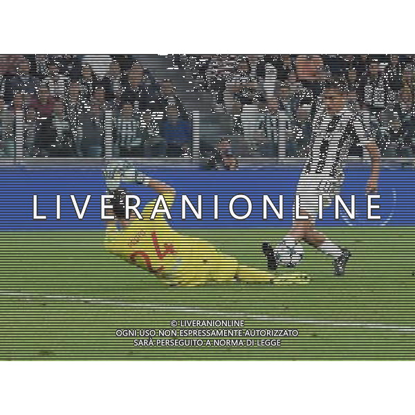 UEFA Champions League 2017/2018 Gruppo D Torino - 27.09.2017 Juventus-Olympiacos Nella Foto: paulo dybala salta il portiere proto durante il gol di mandzukic /Ph.Vitez-Ag. Aldo Liverani