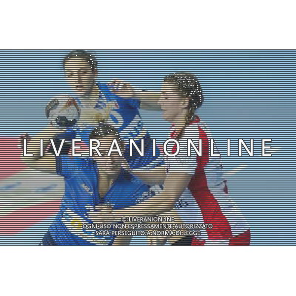 27.09.2017, Lubin, Pilka reczna , Eliminacje Mistrzostw Europy Polska - Wlochy , EHF Handball 2018 Women`s European Championship Qualification Poland - Italy , N Z Valentina Landri (ITA), Joanna Szarawaga (POL) , FOT. Adam Jastrzebowski / NEWSPIX.PL --- Newspix.pl / AGENZIA ALDO LIVERANI SAS - ITALY ONLY EDITORIAL USE ONLY - Polonia Italia pallamano Femminile Gruppo 2 di qualificazione ai Campionati Europei di Francia 2018 - 27-09-2017