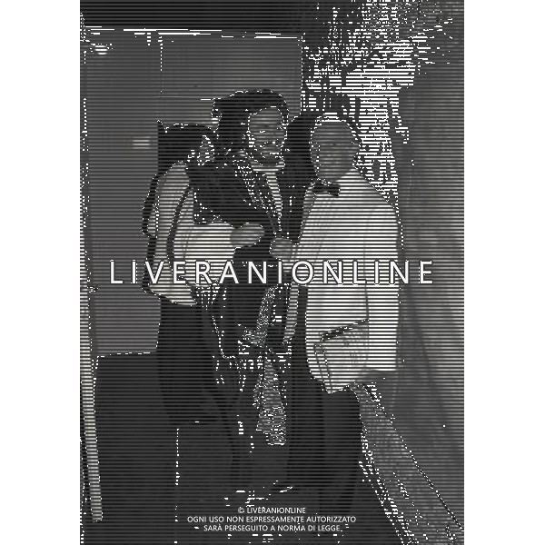 11-07-1980 TEATRO NELLA FOTO LUCIANO PAVAROTTI CON IL GIORNALISTA GUIDO ODDO AG ALDO LIVERANI SAS