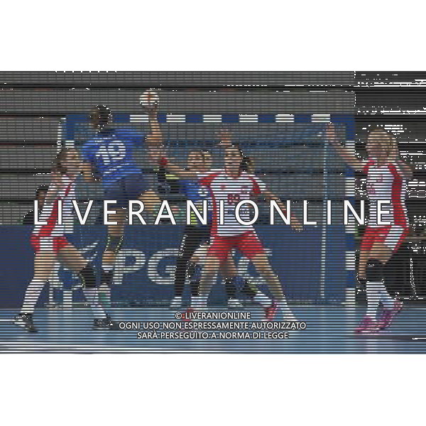 27.09.2017 LUBIN PILKA RECZNA KOBIET REPREZENTACJA , (HANDBALL WOMEN) DRUGA RUNDA KWALIFIKACJIE MISTRZOSTW EUROPY EHF FRANCJA 2018 (WOMENÅS EHF EURO 2018 QUALIFICATION GAME POLAND - ITALY), MECZ POLSKA - WLOCHY NZ OD LEWEL MONIKA KOBYLINSKA , GIUSY GANGA , BIANCA DEL BALZO , KINGA ACHRUK , JOANNA SZARAWAGA OBRONA FOTO JAKUB PIASECKI / CYFRASPORT / NEWSPIX.PL --- Newspix.pl / AGENZIA ALDO LIVERANI SAS - ITALY ONLY EDITORIAL USE ONLY - Polonia Italia pallamano Femminile Gruppo 2 di qualificazione ai Campionati Europei di Francia 2018 - 27-09-2017