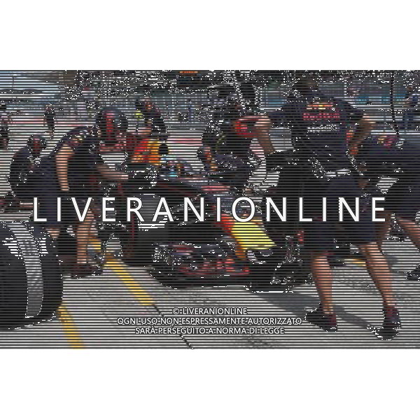 Daniel Ricciardo (AUS) Red Bull Racing RB13 practices a pit stop. 30.09.2017. Formula 1 World Championship, Rd 15, Malaysian Grand Prix, Sepang, Malaysia, Saturday. - www.xpbimages.com, EMail: requests@xpbimages.com - copy of publication required for printed pictures. Every used picture is fee-liable. Â© Copyright: Photo4 / XPB Images/Ag. Aldo Liverani s.a.s./ONLY ITALY