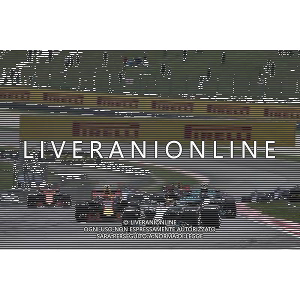 Lewis Hamilton (GBR) Mercedes AMG F1 W08 leads at the start of the race. 01.10.2017. Formula 1 World Championship, Rd 15, Malaysian Grand Prix, Sepang, Malaysia, Sunday. AG ALDO LIVERANI SAS ONLY ITALY
