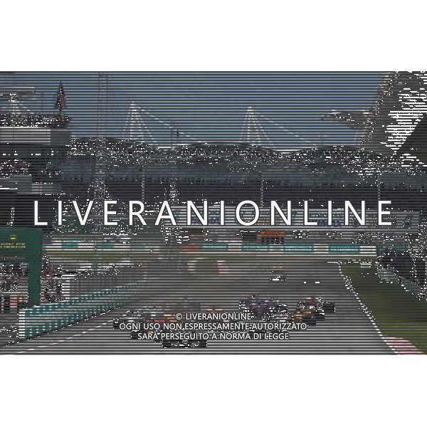 Lewis Hamilton (GBR) Mercedes AMG F1 W08 leads at the start of the race. 01.10.2017. Formula 1 World Championship, Rd 15, Malaysian Grand Prix, Sepang, Malaysia, Sunday. AG ALDO LIVERANI SAS ONLY ITALY