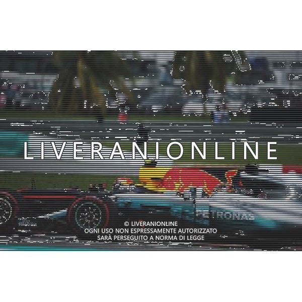 (L to R): Max Verstappen (NLD) Red Bull Racing RB13 and Lewis Hamilton (GBR) Mercedes AMG F1 W08 battle for the lead of the race. 01.10.2017. Formula 1 World Championship, Rd 15, Malaysian Grand Prix, Sepang, Malaysia, Sunday. AG ALDO LIVERANI SAS ONLY ITALY