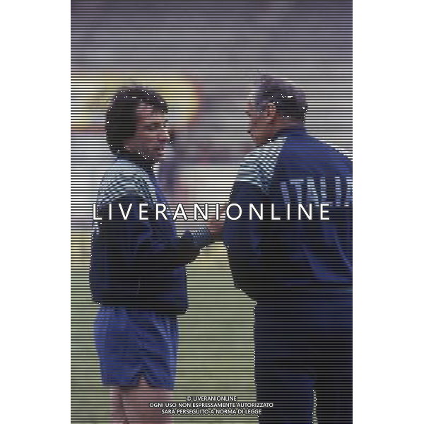 RETROSPETTIVA GIAMPIERO MARINI CALCIATORE NELLA FOTO GIAMPIERO MARINI CON LA MAGLIA DELLA NAZIONALE ITALIANA CON ENZO BEARZOT AG ALDO LIVERANI SAS