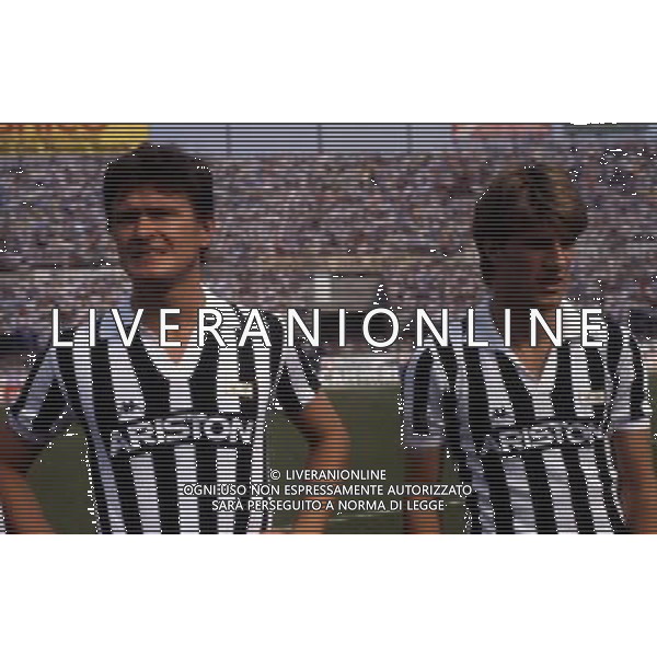 RETROSPETTIVA ALDO SERENA CALCIATORE NELLA FOTO ALDO SERENA CON LA MAGLIA DELLA JUVENTUS E MICHAEL LAUDRUP AG ALDO LIVERANI SAS