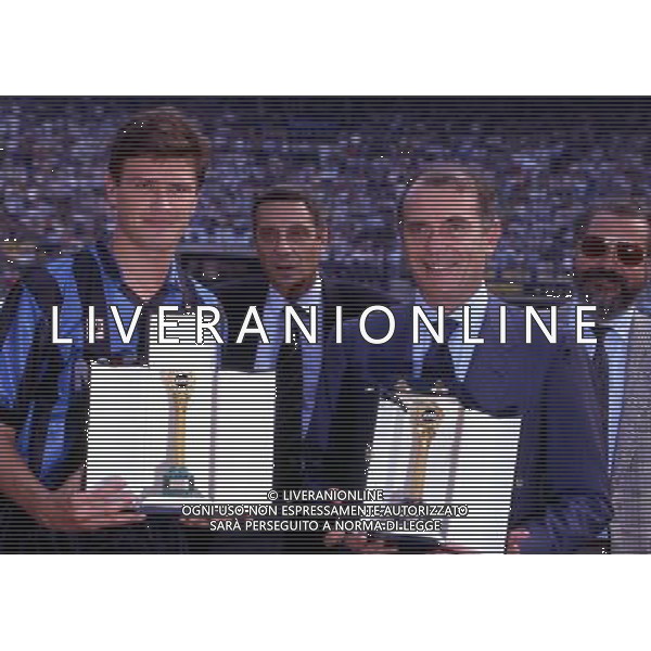 RETROSPETTIVA ALDO SERENA CALCIATORE NELLA FOTO ALDO SERENA CON LA MAGLIA DELL\'INTER CON IL PRESIDENTE DELL\'INTER ERNESTO PELLEGRINI AG ALDO LIVERANI SAS