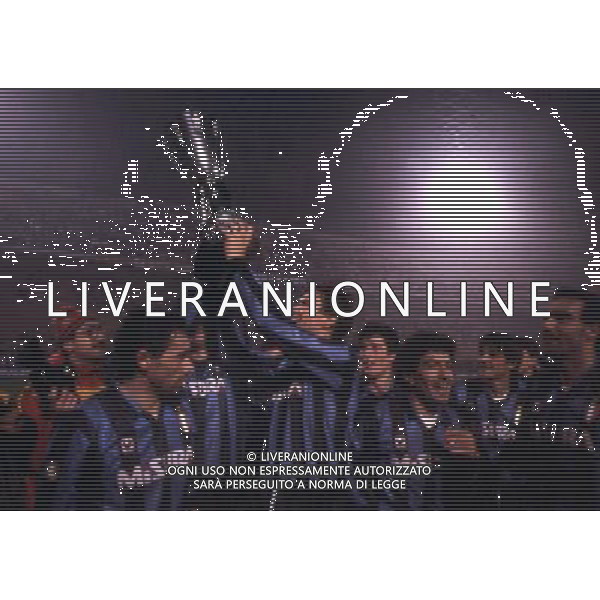 RETROSPETTIVA ALDO SERENA CALCIATORE NELLA FOTO ALDO SERENA CON LA MAGLIA DELL\'INTER CON LA SUPERCOPPA ITALIANA AG ALDO LIVERANI SAS